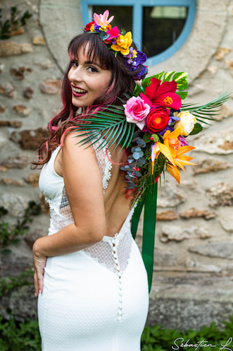 Portraits des mariés à travers un cadre tenu par leurs enfants qui se cachent les yeux